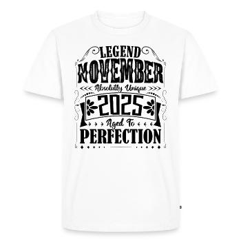 Novembre 2025. Cadeau d'Anniversaire novembre 2025 - T-shirt Premium bio Homme - blanc - Devant - Nico (187cm)