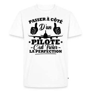 Passer à côté d'un pilote c'est frôler perfection - T-shirt Premium bio Homme - blanc - Devant - Nico (187cm)