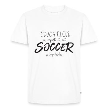 L'éducation est importante, le football est plus important - T-shirt Premium bio Homme - blanc - Devant - Nico (187cm)