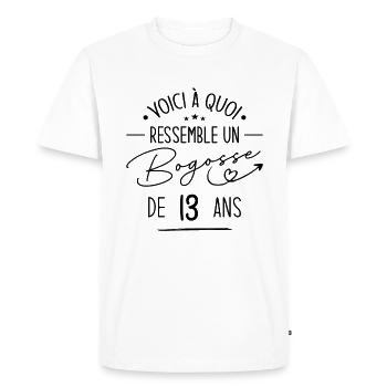 Bogosse 13 ans Cadeau Humour Anniversaire 13 ans - T-shirt Premium bio Homme - blanc - Devant - Nico (187cm)