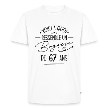 Bogosse 67 ans Cadeau Humour Anniversaire 67 ans - T-shirt Premium bio Homme - blanc - Devant - Nico (187cm)