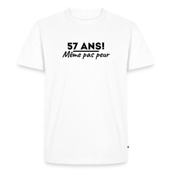 57 ans même pas peur. t shirt anniversaire 57ans - T-shirt Premium bio Homme - blanc - Devant - Nico (187cm)