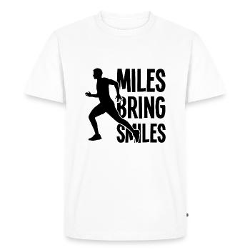 Les miles apportent des sourires - Dicton de course - T-shirt Premium bio Homme - blanc - Devant - Nico (187cm)