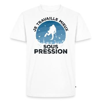 Je Travaille Mieux Sous Pression Plongée - T-shirt Premium bio Homme - blanc - Devant - Nico (187cm)