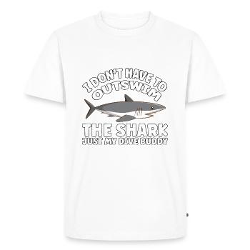 Plongée sous-marine amusante – Citation de Outswim the Shark - T-shirt Premium bio Homme - blanc - Devant - Nico (187cm)