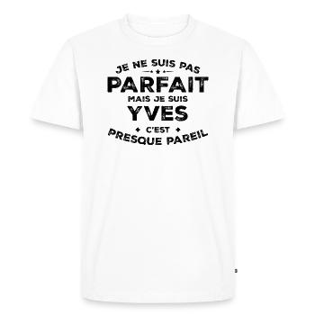 Yves Un Prénom, Une Attitude L’Humour Yves - T-shirt Premium bio Homme - blanc - Devant - Nico (187cm)