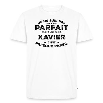 Xavier Un Prénom, Une Attitude L’Humour Xavier - T-shirt Premium bio Homme - blanc - Devant - Nico (187cm)