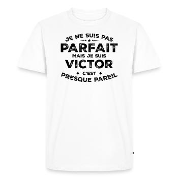 Victor Un Prénom, Une Attitude L’Humour Victor - T-shirt Premium bio Homme - blanc - Devant - Nico (187cm)
