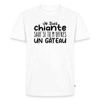 Femme qui adore : Gâteau. Design Drôle Humour - T-shirt Premium bio Homme - blanc - Devant - Nico (187cm)