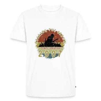 18ème anniversaire Rocking this planet GIT 01/2007 - T-shirt Premium bio Homme - blanc - Devant - Nico (187cm)