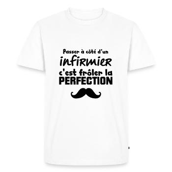 PASSER à Côté D'UN infirmier - T-shirt Premium bio Homme - blanc - Devant - Nico (187cm)