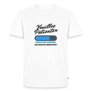 prochaine connerie en cours de chargement - T-shirt Premium bio Homme - blanc - Devant - Nico (187cm)