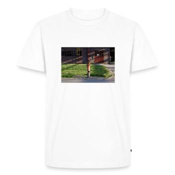 Urbex Photographie | Borne d’incendie dans les jeux de lumière - T-shirt Premium bio Homme - blanc - Devant - Nico (187cm)