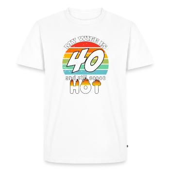 Ma femme a 40 ans et est encore chaude - Cadeau Mari - T-shirt Premium bio Homme - blanc - Devant - Nico (187cm)