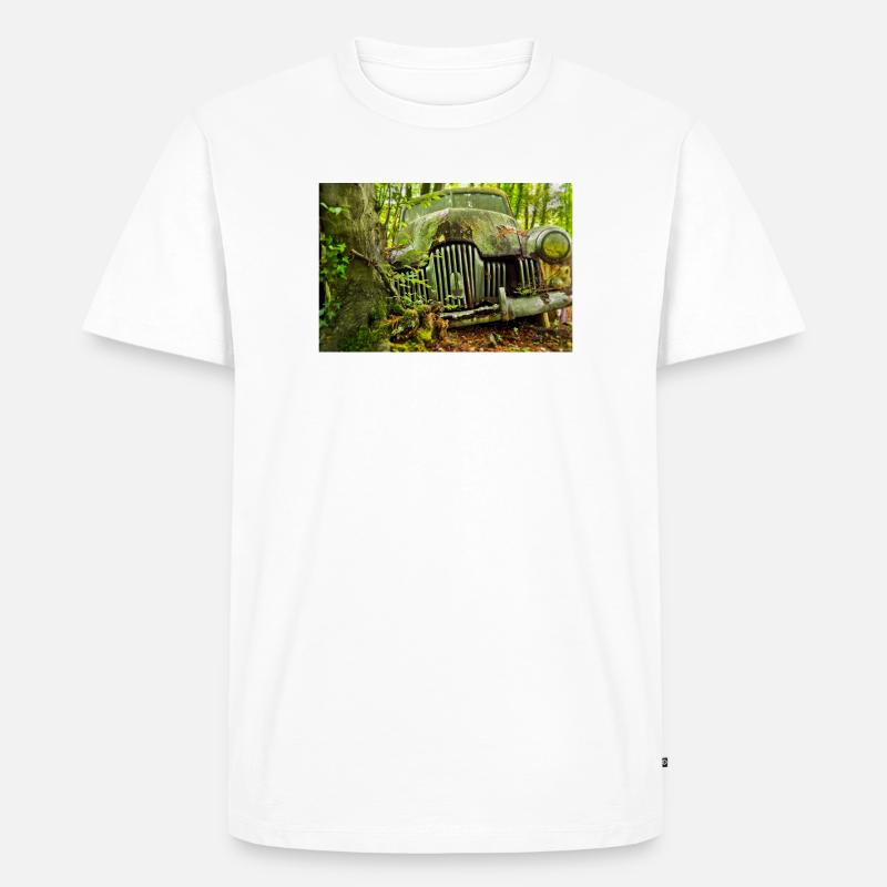 Waldverfall: Rostige Autoüberreste - Männer Premium Bio T-Shirt - Weiß