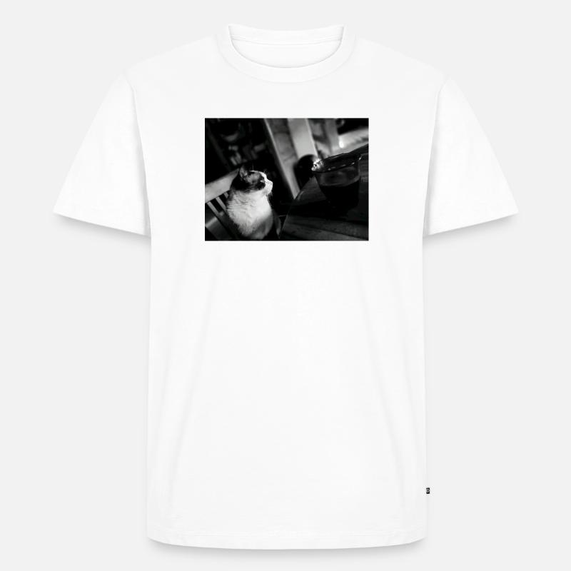 Schwarze Katze und Kaffeetasse - Männer Premium Bio T-Shirt - Weiß