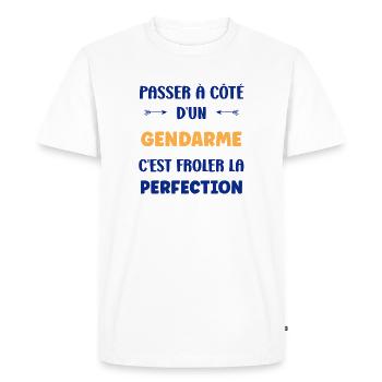 Frôler la perfection près d’un gendarme - T-shirt Premium bio Homme - blanc - Devant - Nico (187cm)
