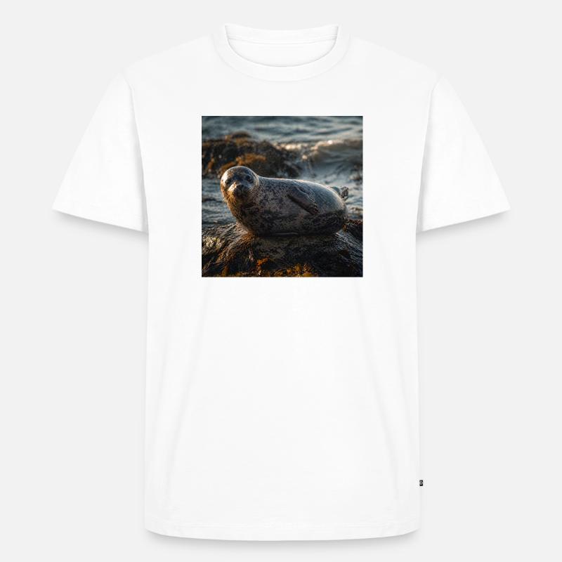 Robbe auf der Klippe am Meer - Männer Premium Bio T-Shirt - Weiß
