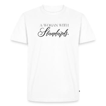 Une femme avec des standards – déclaration de confiance en elle - T-shirt Premium bio Homme - blanc - Devant - Nico (187cm)
