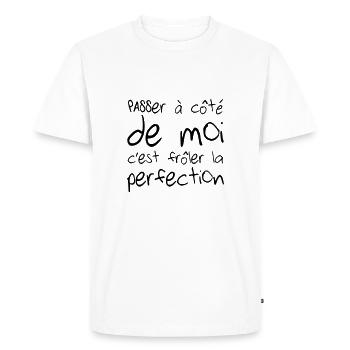 Passer à côté de moi c'est frôler la perfection - T-shirt Premium bio Homme - blanc - Devant - Nico (187cm)