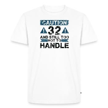 32 Too Hot to Act - 32e anniversaire - T-shirt Premium bio Homme - blanc - Devant - Nico (187cm)