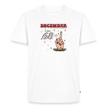 Fille de décembre - J’ai 68 ans + Doigt d’honneur pour le 69e - T-shirt Premium bio Homme - blanc - Devant - Nico (187cm)