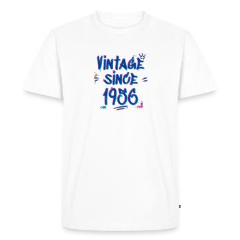 1956 Vintage Graffiti Glitch - 69 ans de style - T-shirt Premium bio Homme - blanc - Devant - Nico (187cm)