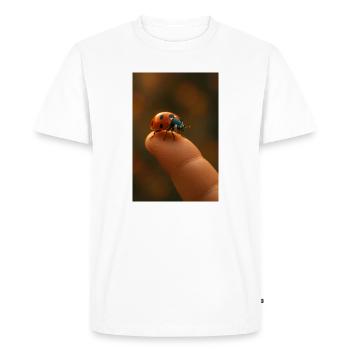 Bout de doigt avec coccinelle en macro - T-shirt Premium bio Homme - blanc - Devant - Nico (187cm)