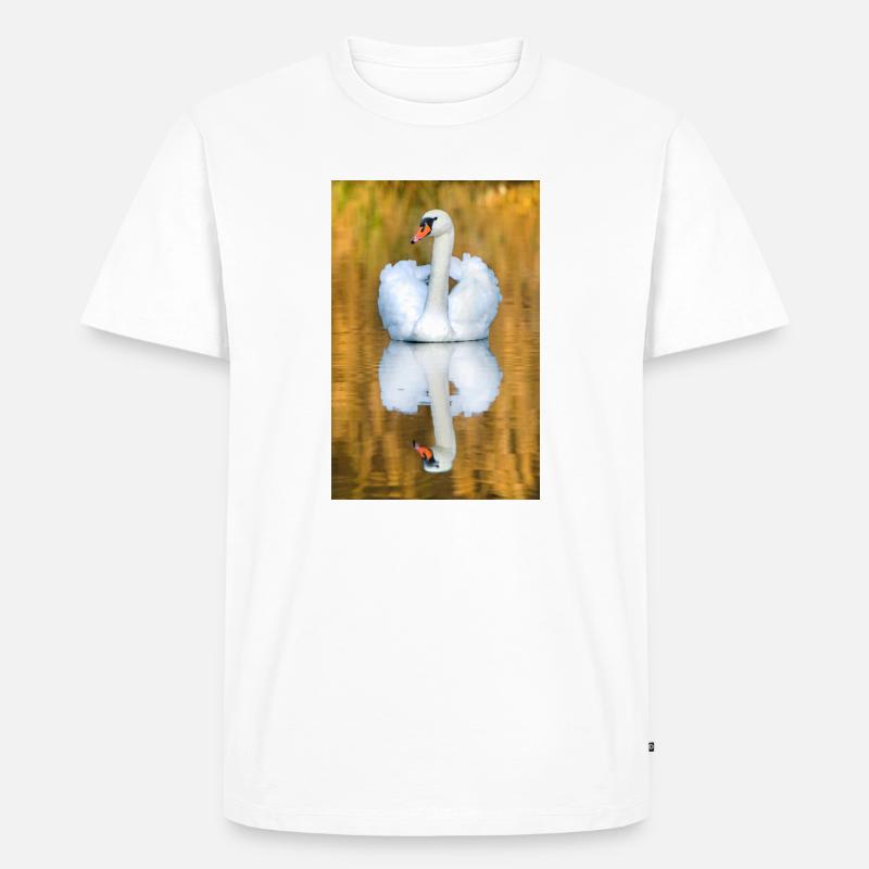 Schwanensee, Schwan im See mit Spiegelbild - Männer Premium Bio T-Shirt - Weiß