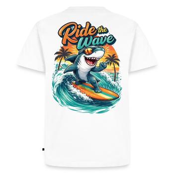 Surfez la vague : Requin surfeur sur une planche de surf - T-shirt Premium bio Homme - blanc - Dos - Nico (187cm)
