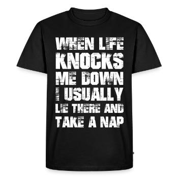 quand la vie me renverse, j’ai l’habitude de m’allonger, de faire une sieste - T-shirt Premium bio Homme - noir - Devant - Nico (187cm)