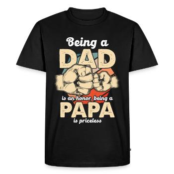 Être père : Papa est inestimable - T-shirt Premium bio Homme - noir - Devant - Nico (187cm)