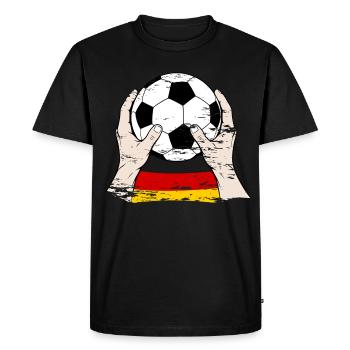 Balle du drapeau allemand : Mains tenant le ballon - T-shirt Premium bio Homme - noir - Devant - Nico (187cm)