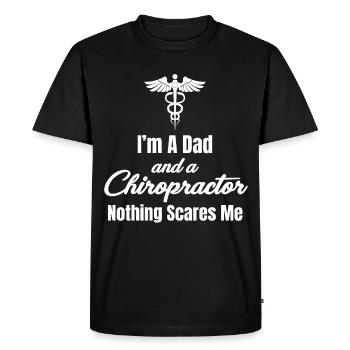Je suis père de famille et chiropraticien. Rien de puissant - T-shirt Premium bio Homme - noir - Devant - Nico (187cm)