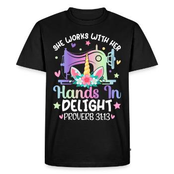 Quilting with the sewing machine She works with her - Men's Premium Organic T-Shirt - black - Front - Nico (187cm)