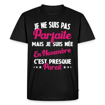 Anniversaire - Pas Parfaite Mais Née en Novembre - T-shirt Premium bio Homme - noir - Devant - Nico (187cm)