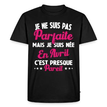 Anniversaire - Pas parfaite mais née en Avril - T-shirt Premium bio Homme - noir - Devant - Nico (187cm)