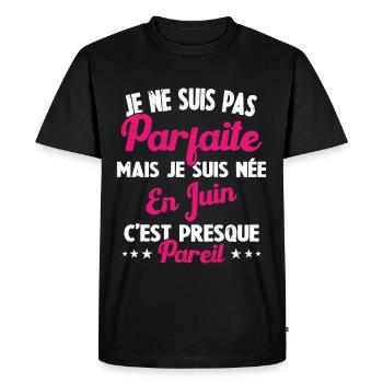 Anniversaire - Pas parfaite mais née en Juin - T-shirt Premium bio Homme - noir - Devant - Nico (187cm)