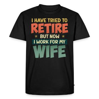 Une retraitée travaille maintenant pour la retraite des femmes - T-shirt Premium bio Homme - noir - Devant - Nico (187cm)