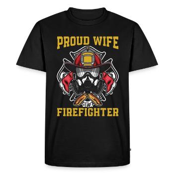 Le pompier en chef est fière épouse d’un service d’incendie - T-shirt Premium bio Homme - noir - Devant - Nico (187cm)