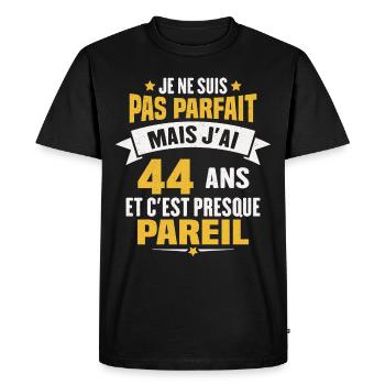 Humour cadeau Pas parfaite mais j'ai 44 ANS - T-shirt Premium bio Homme - noir - Devant - Nico (187cm)