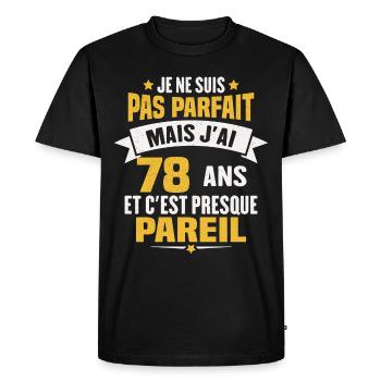 Humour cadeau Pas parfaite mais j'ai 78 ANS - T-shirt Premium bio Homme - noir - Devant - Nico (187cm)
