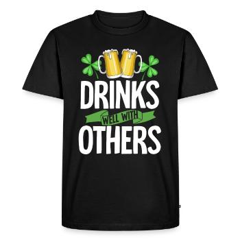 Drinks Well With Others St Patricks Day Funny - Men's Premium Organic T-Shirt - black - Front - Nico (187cm)