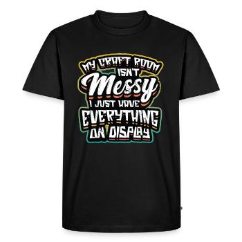 Salle d’artisanat en désordre, tout est exposé - T-shirt Premium bio Homme - noir - Devant - Nico (187cm)