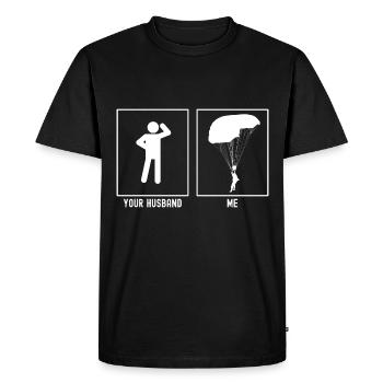 Votre mari - Moi - Vue latérale en parapente - T-shirt Premium bio Homme - noir - Devant - Nico (187cm)
