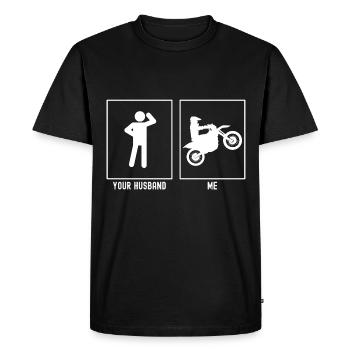 Votre mari - moi - Wheelie moto - T-shirt Premium bio Homme - noir - Devant - Nico (187cm)