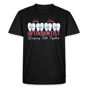 L'orthodontiste rapproche les dents des appareils dentaires - T-shirt Premium bio Homme - noir - Devant - Nico (187cm)