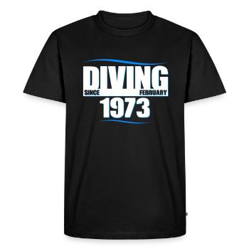 Anniversaire du plongeur - Plongée depuis février 1973 - T-shirt Premium bio Homme - noir - Devant - Nico (187cm)