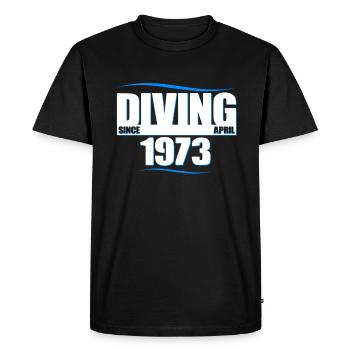 Anniversaire du plongeur - Plongée depuis avril 1973 - T-shirt Premium bio Homme - noir - Devant - Nico (187cm)