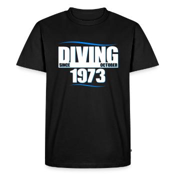 Anniversaire du plongeur - Plongée depuis octobre 1973 - T-shirt Premium bio Homme - noir - Devant - Nico (187cm)